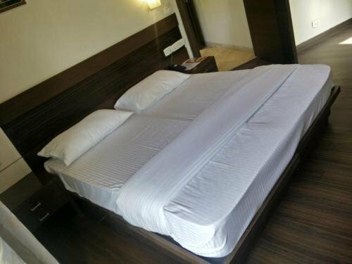FabHotel Phoenix Hospitality - Nr DLF Cyber Hub & Metro, Gurugram, Забронировать Апартаменты/квартира Отели Гургаон с парковкой, рядом с Улица Эм-Джи-роуд, Парковка