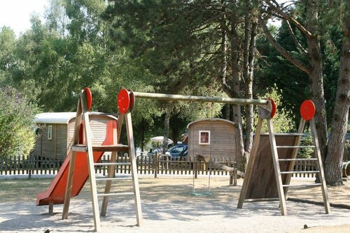 Camping du Lac, Book Campingplads Laval-de-Cere 