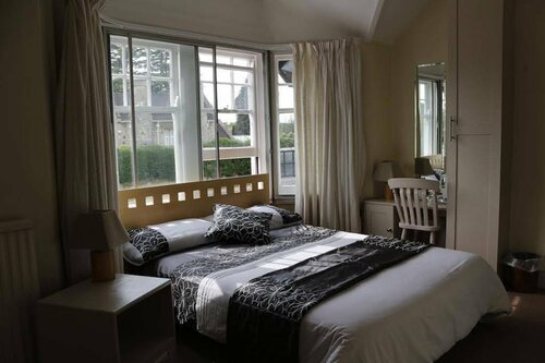 Hollybush Guest House, Забронировать Гостевой дом Отели Котсуолда с парковкой, Парковка