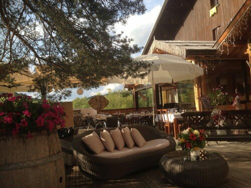 Logis Domaine de lAdoux, Book Hotel Hoteller i Rhône-Alps med parkering, Parkering
