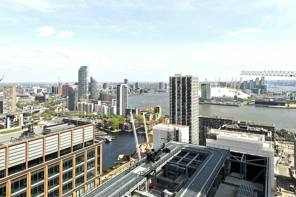Luxury Waterfront Studio in Canary Wharf by Underthedoormat