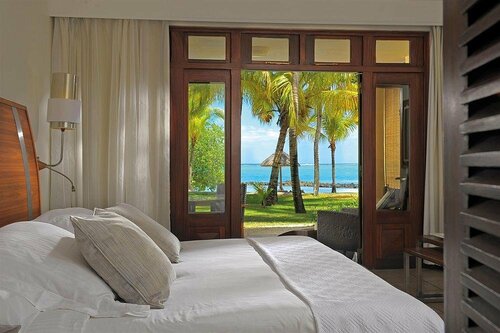 Paradis Beachcomber Golf Resort & Spa, Забронировать Курортный отель Ле-Морн Black River Gorges National Park, рядом с Le Morne Brabant