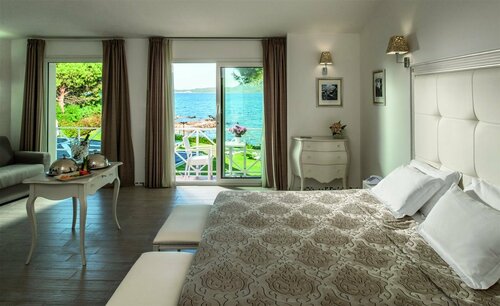 The Pelican Beach Resort & SPA — только для взрослых, Забронировать Курортный отель Отели Изумрудного берега с парковкой, Парковка