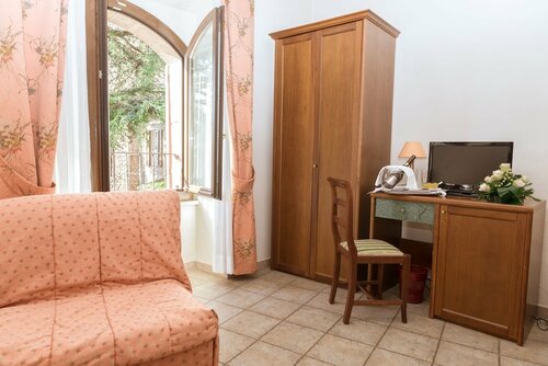 Hotel San Pietro, Забронировать Отель Ассизи Умбрия, рядом с Церковь Святой Клары