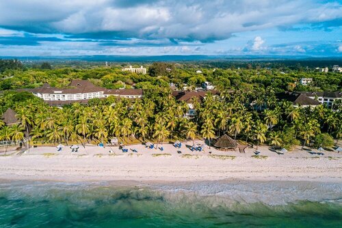 Diani Reef Beach Resort & Spa - Your Beachfront Bliss Awaits, Varaa Lomakeskus Coast Region hotellit, joissa on uima-allas, Uima-allas