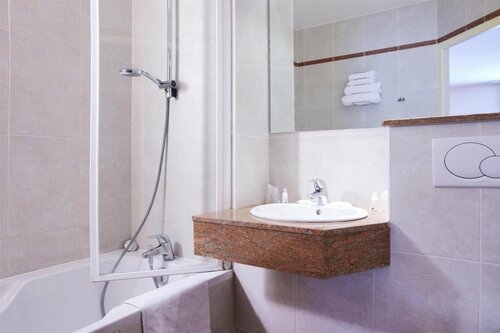 Kyriad Nîmes Ouest A9, Buchen Sie Hotel SPA-Hotels in Gard, SPA