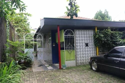 Jeng Tini Guest House, Брондау Гостьхаус Bogor Tengah қаласындағы арзан қонақ үйлер