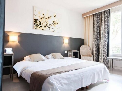Logis Hôtel Restaurant Les Aubuns, Забронировать Отель Отели Сен-Жиль с парковкой, Парковка