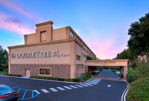 DoubleTree by Hilton Tinton Falls - Eatontown, Забронировать Отель Нью-Джерси США