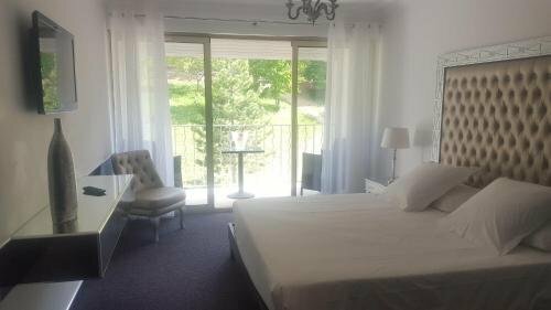 Hôtel Les Deux Lions, Забронировать Отель Рьез Valensole Plateau