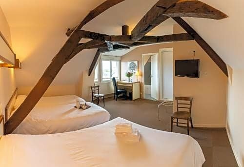 Logis Hôtel & Restaurant - Le Saint-Louis, Забронировать Отель Отели Земель Луары с парковкой, Парковка