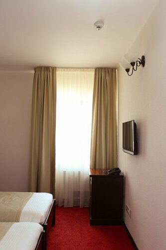 Hotel Bohemia, Забронировать Отель Бакэу Румынские Карпаты