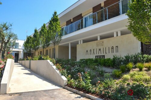 Hotel Maximilian, Забронировать Отель Отели в центре Бардолино, в центре, Парковка