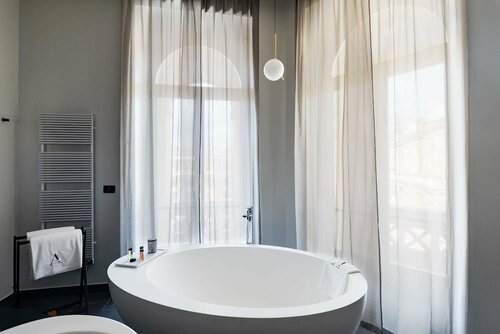 Amadomus Luxury Suites, Забронировать Отель «постель и завтрак» Моло Беверелло Неаполь, рядом с Площадь Пьяцца-Беллини