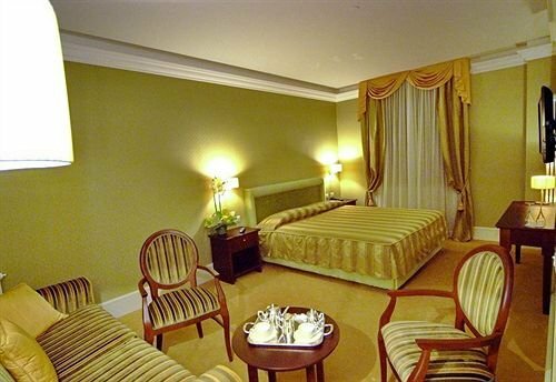 Hotel Bernina, Забронировать Отель Отели Тирано с бассейном, Бассейн