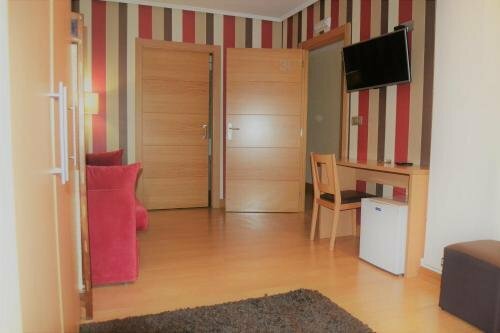 Pensión Ayala, Забронировать Отель Отели Ayala Valley 3 звезды, 3*