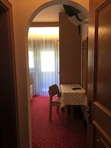 Hotel Capriolo, Забронировать Отель Отели Сан-Кандидо с питанием, рядом с Бугельный подъёмник Эршбаум (нижняя станция), Пансион