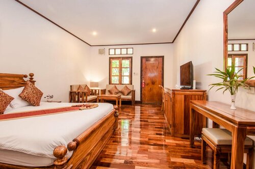Villa Ang Thong, Забронировать Вилла Отели Луангпхабанг с парковкой, рядом с UXO Laos Visitor Center, Парковка