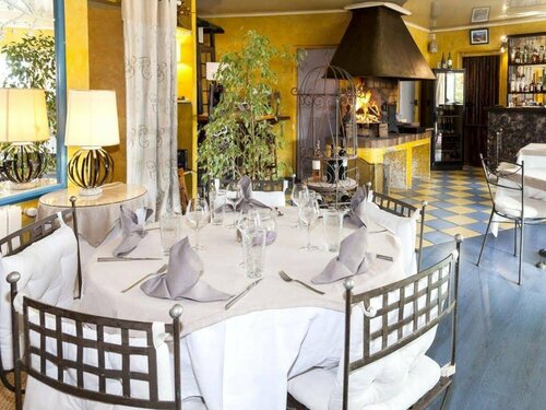 Logis Le Mas Et La Flambee Du Luberon, Book Hotel Venelles Carros