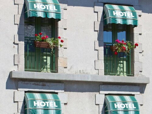 Logis Hôtel Le Relais Des Remparts, Book Hotel Hoteller i Rhône-Alps med parkering, Parkering