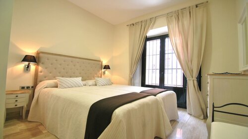Apartamentos Living Sevilla Centro Maestranza, Забронировать Отель Отели Севильи с парковкой, Парковка
