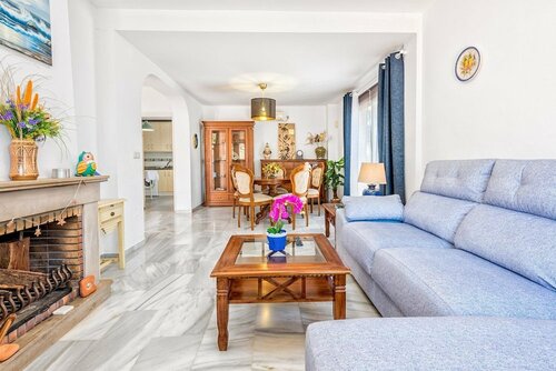 Beatriz - Amazing House in 1 min Walk to the Beach, Sea Views, Wifi, Забронировать Отель Отели Фуэнхирола с парковкой, Парковка
