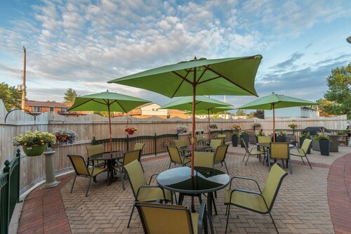 Holiday Inn Express & Suites - Belleville by IHG, Забронировать Отель Отели South Eastern Ontario с парковкой, Парковка