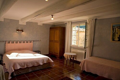 Domaine de la Grange Neuve, Book Hotel Hoteller i Rhône-Alps med parkering, Parkering