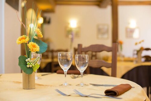 Hôtel Saint Clément, Book Hotel Hoteller i Rhône-Alps med parkering, Parkering