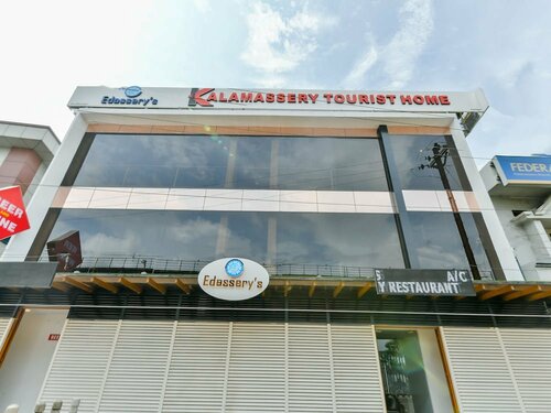 Super Townhouse Edasserys Kalamassery Tourist Home, Забронировать Отель Отели Elūr с парковкой, Парковка