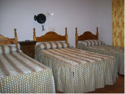 Hostal Anton Martin, Забронировать Отель Отели и гостиницы Мадрида, рядом с Художественная галерея Рена София (Reina Sofia), Отель