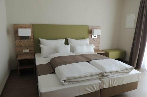 Hotel-Gasthof Neue Post, Забронировать Отель Отели и гостиницы Middle Franconia, Отель