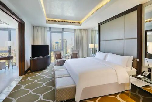 Hilton Dubai Al Habtoor City, Забронировать Отель Отели Эмирата Дубая с бассейном, рядом с Торговый центр Bay Avenue, Бассейн