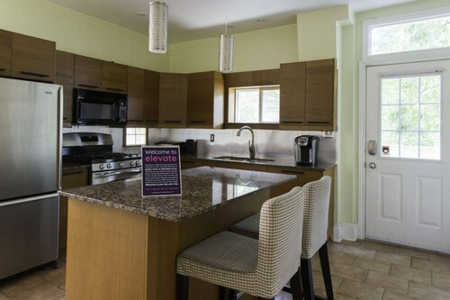 Elevate Rooms Taigh Ice, Забронировать Отель Отели и гостиницы Торонто, рядом с Кэстл Франк, Отель