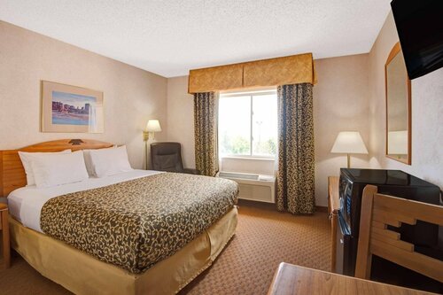 Days Inn & Suites by Wyndham Airport Albuquerque, Забронировать Отель Альбукерке Нью-Мексико
