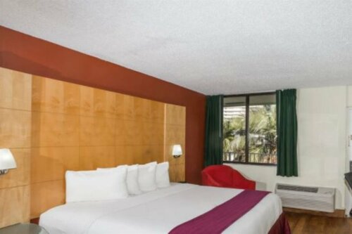 Travelodge by Wyndham Fort Lauderdale Beach, Забронировать Отель Отели Форт-Лодердейл с парковкой, Парковка