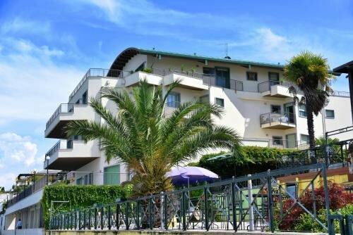 Residenza Miralago by Wonderful Italy, Забронировать Апартаменты/квартира Отели Ломбардии с парковкой, Парковка