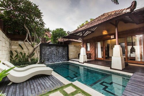 Mahe Garden Inn and Villas by Kamara, Забронировать Гостевой дом Отели Куты с парковкой, рядом с Площадь Кута, Парковка