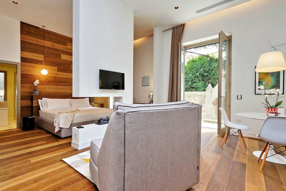 M7 Contemporary Apartments - My Extra Home