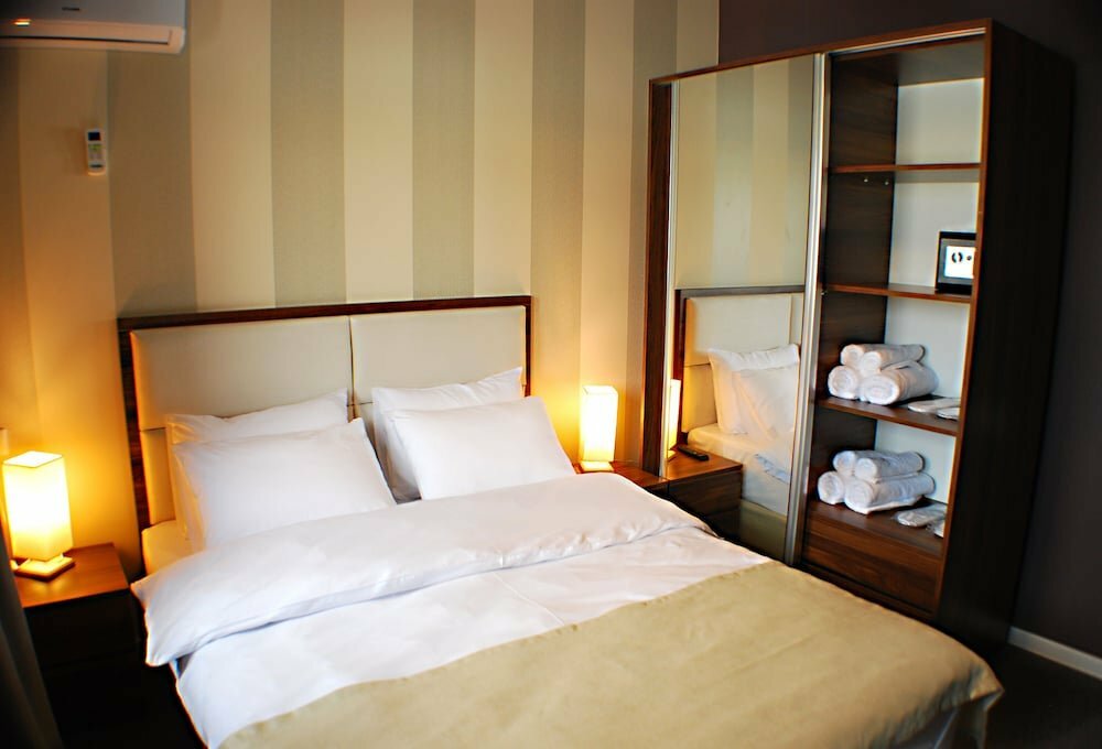 Apart Hotel West