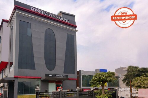OYO Townhouse 183 Function Inn, Забронировать Отель Отели Чарбагх с парковкой, Парковка