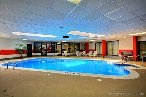Days Inn and Suites Madison Heights, Book Hotel Hoteller i Michigan med parkering, Parkering