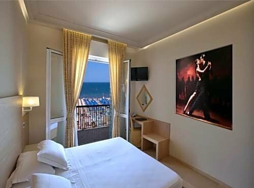 Hotel Ghirlandina, Забронировать Отель Риваззурра Римини