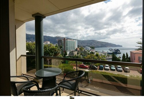 Funchal Bay View Holiday Rental, Забронировать Отель Отели Фуншал с парковкой, рядом с Бальнеологический комплекс Лидо, Парковка