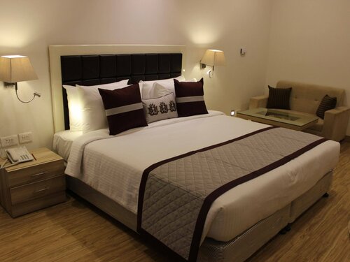 Xenious World Square Hotel, Book Hotel Gaziyabad Indien