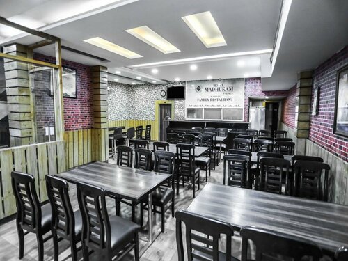 OYO 2681 Hotel Madhuram palace, Забронировать Отель Бхопал штат Мадхья-Прадеш