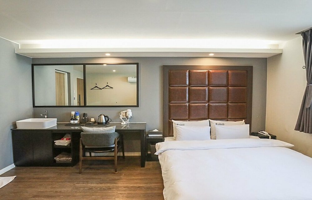 Louis Hotel