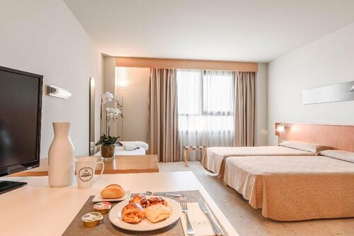 Apartahotel Exe Campus San Mamés, Забронировать Апарт-отель Отели Леона с завтраком, рядом с Кафедральный собор Леона, Завтраки