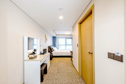 Hotel DK, Забронировать Отель Отели Острова Чеджудо 3 звезды, рядом с Водопад Чхонджиён, 3*