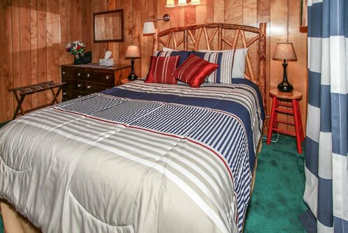 Barefoot Bungalow-1804 by Big Bear Vacations, Забронировать Отель Отели San Bernardino Mountains с парковкой, Парковка